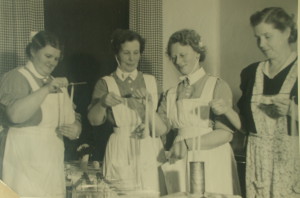 Sköterskor stöper ljus 