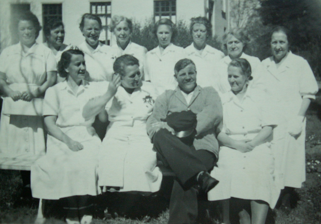 Tvättpersonal och patient 1940-talet