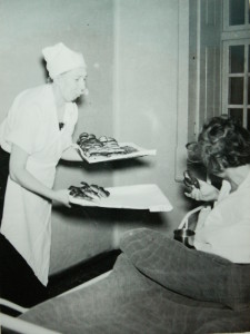 Syster Margit Petersson bjuder en patient på kaffe med dopp