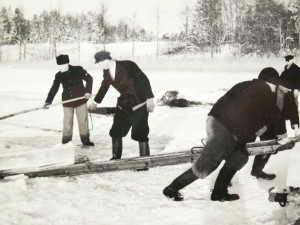 Skötare Tore Engström och patienter tar upp is på Maren 1940-talet